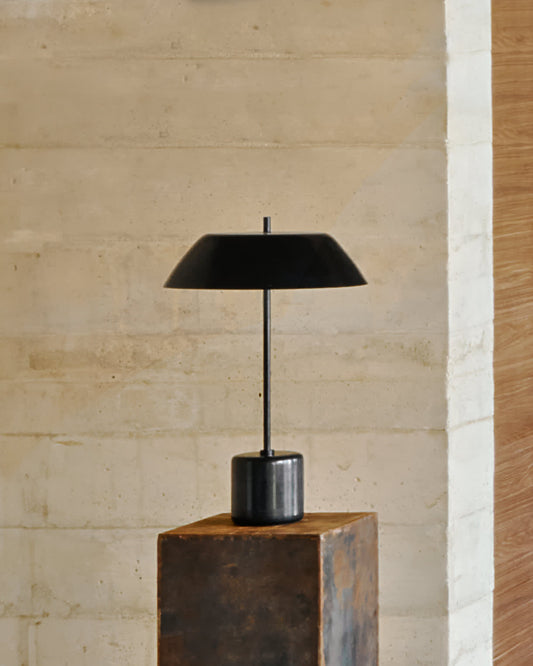 Lampada da tavolo Sayra in marmo nero e metallo verniciato nero