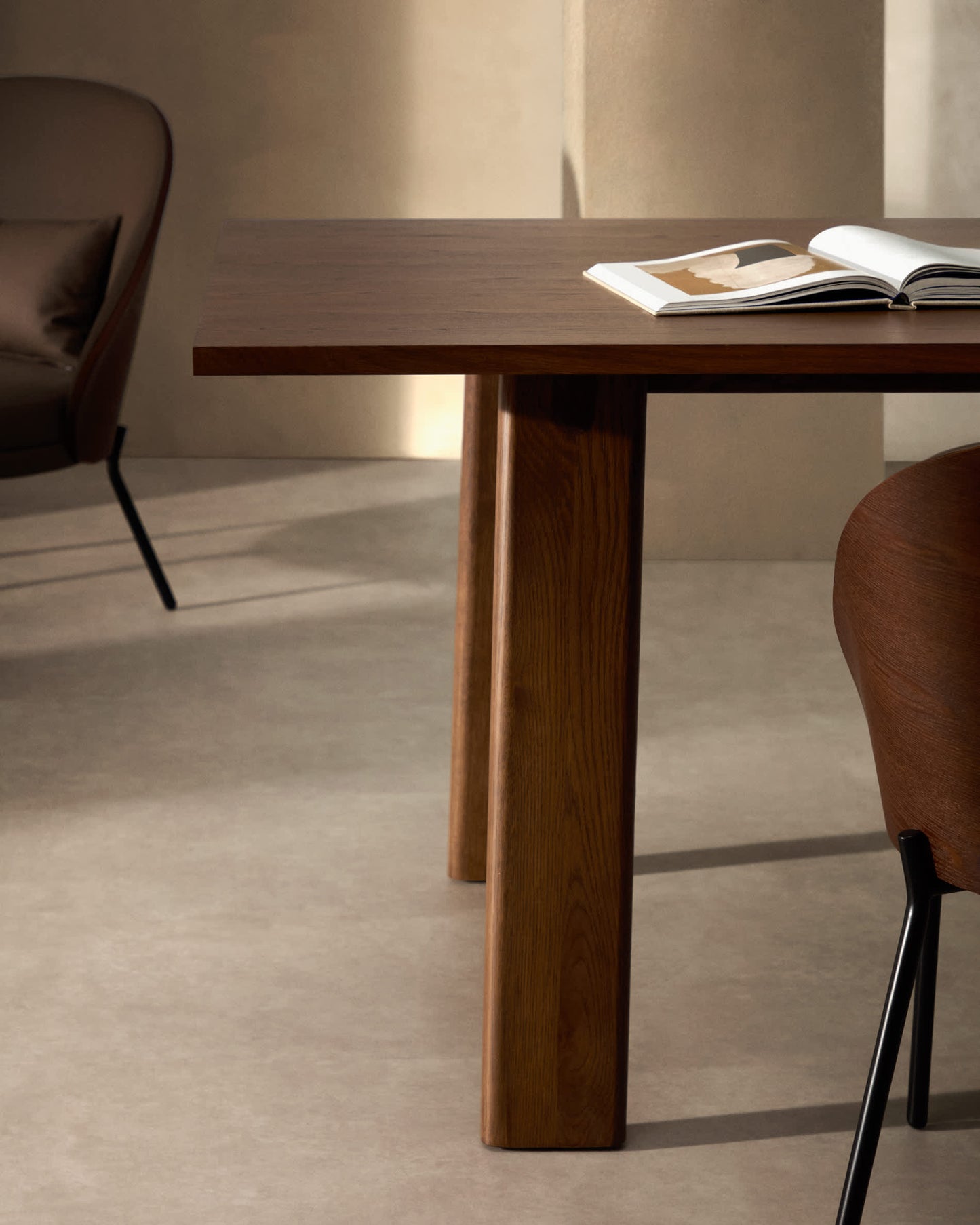 Tavolo allungabile Arlen con impiallacciatura e legno massiccio di rovere con finitura in noce 200 (250) x 95 cm