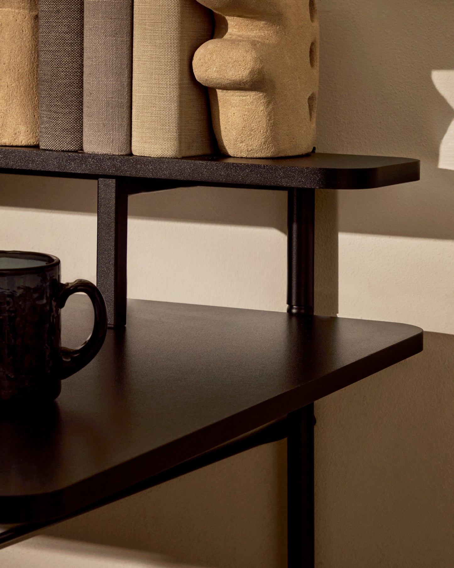 Tavolo Galatia nera in melamina con gambe in metallo verniciato nero 120 x 60 cm