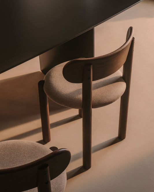 Sedia Nebai in ciniglia marrone con struttura in legno massiccio di rovere finitura in noce