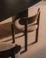 Sedia Nebai in ciniglia marrone con struttura in legno massiccio di rovere finitura in noce