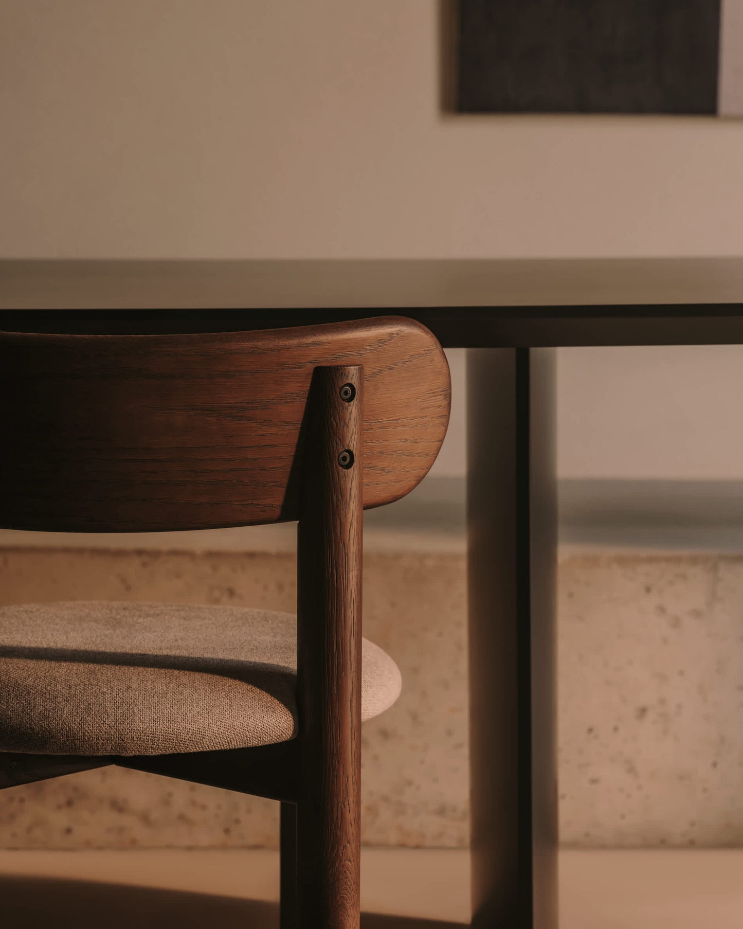 Sedia Nebai in ciniglia marrone con struttura in legno massiccio di rovere finitura in noce