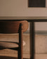 Sedia Nebai in ciniglia marrone con struttura in legno massiccio di rovere finitura in noce