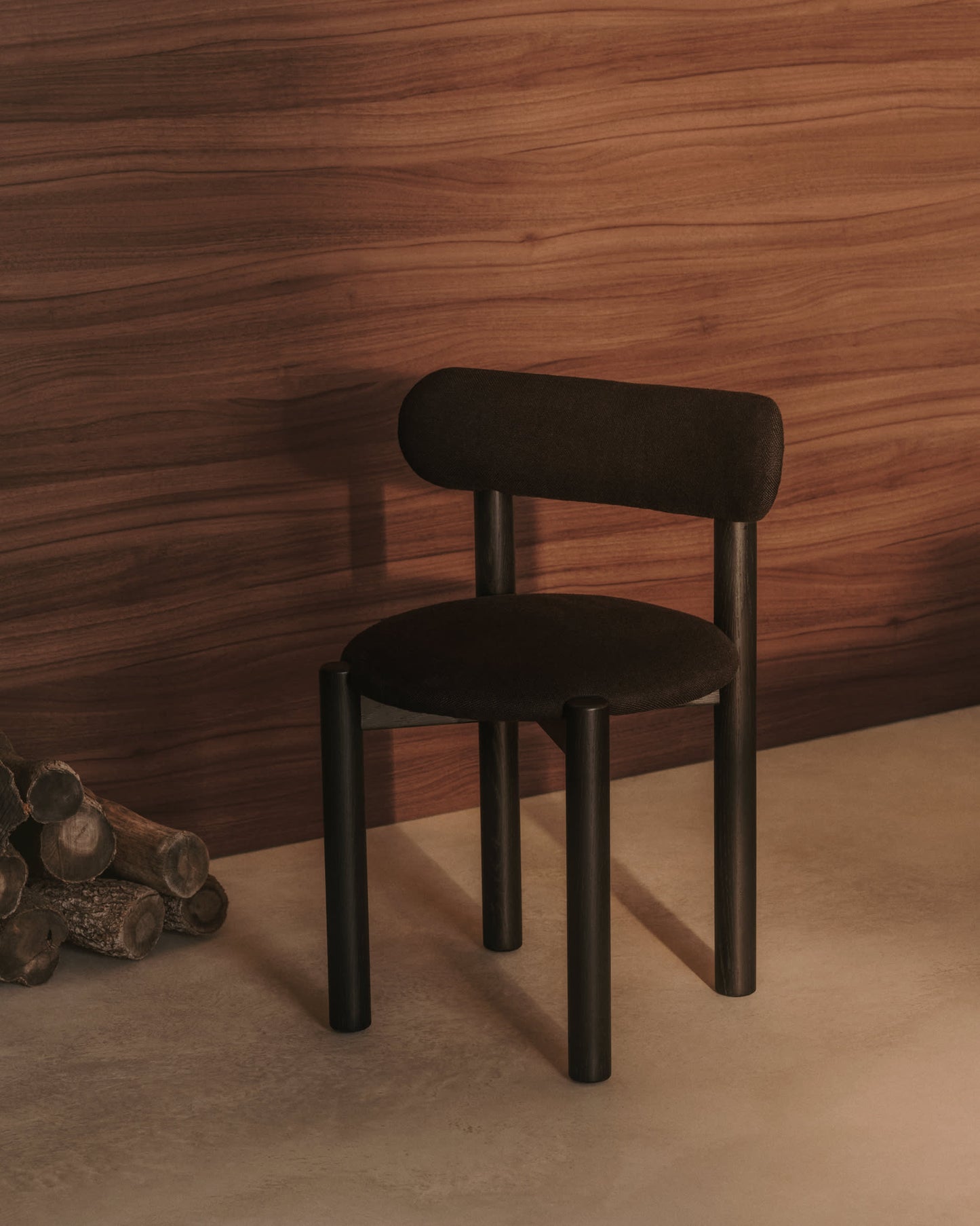 Sedia Nebai in ciniglia nera con struttura in legno massiccio di rovere finitura nera