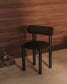 Sedia Nebai in ciniglia nera con struttura in legno massiccio di rovere finitura nera