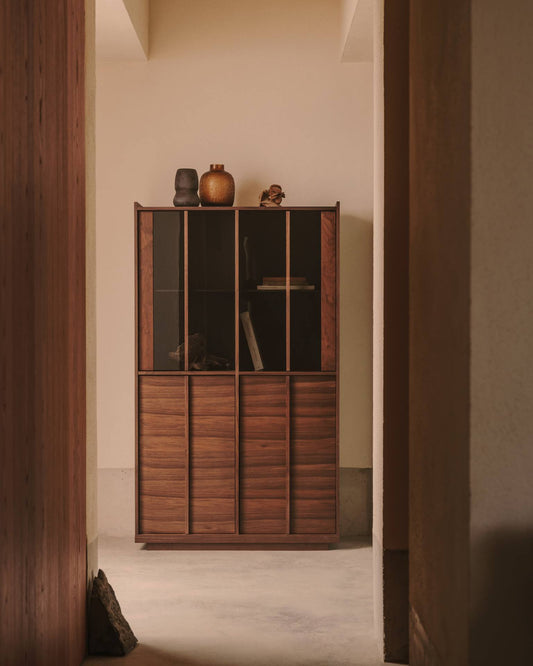 Vetrina Onix massello e impiallacciatura di noce finitura scura 101x170cm FSC