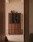 Vetrina Onix massello e impiallacciatura di noce finitura scura 101x170cm FSC