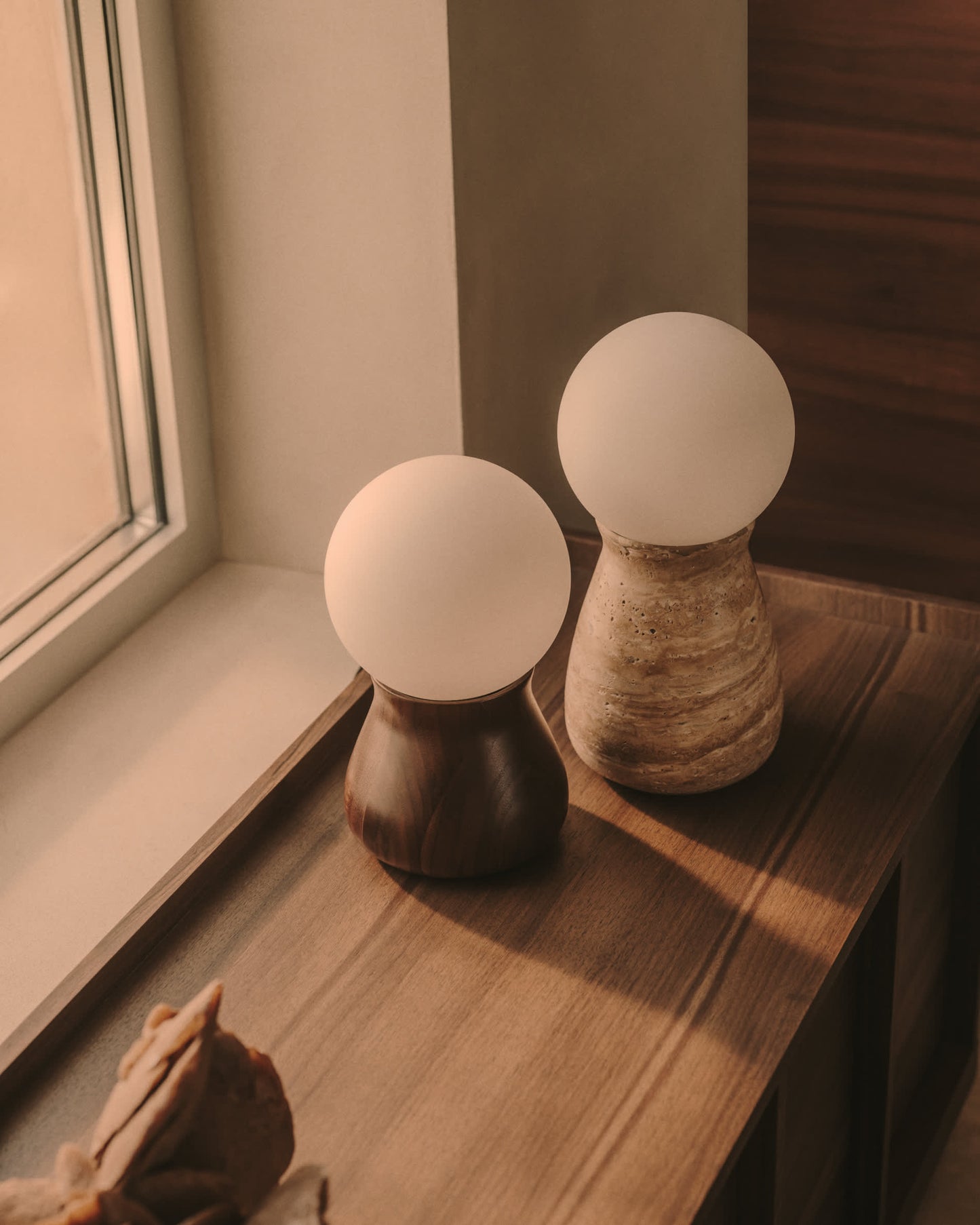 Lampada da tavolo Okeni in travertino e vetro