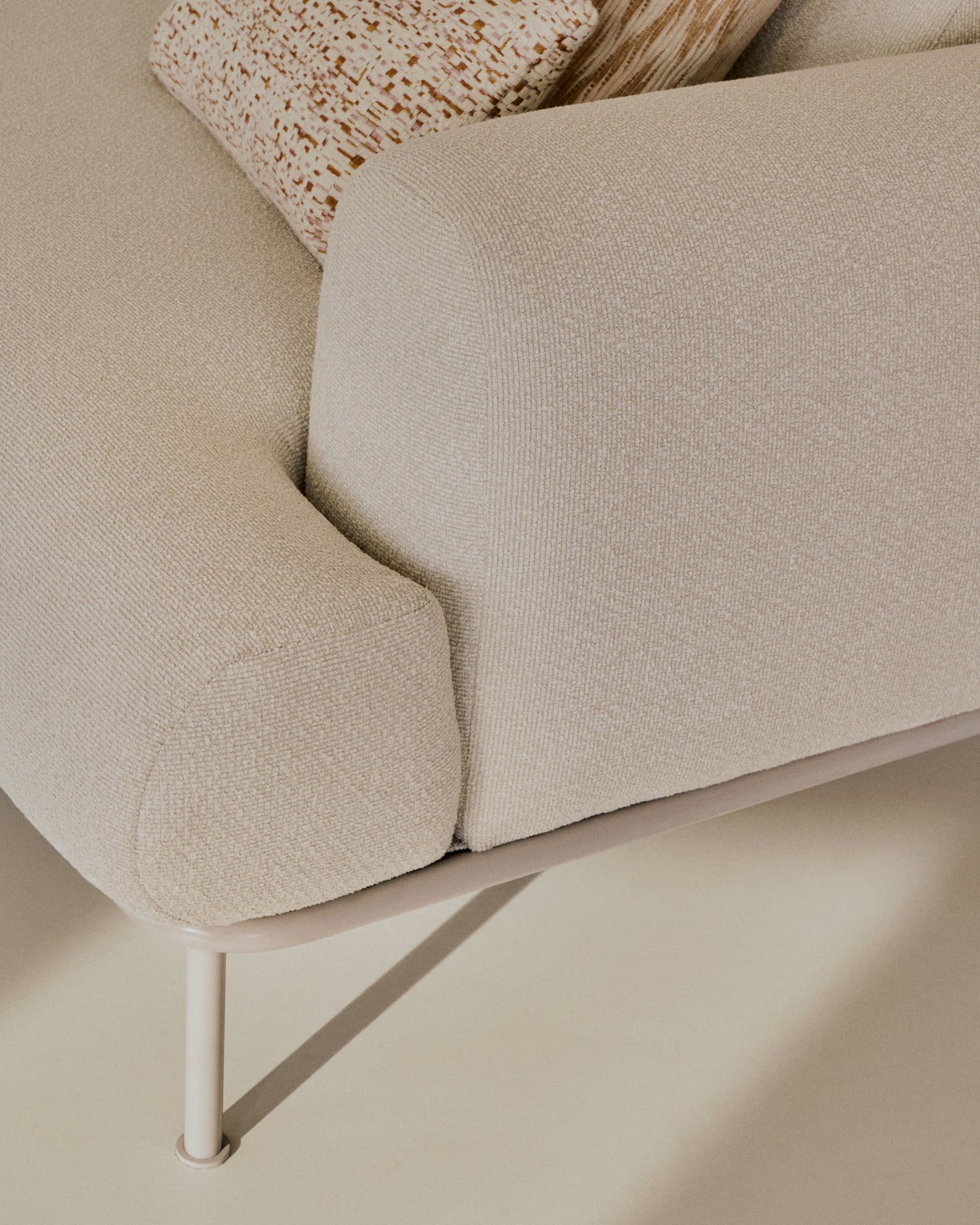 Divano Aurum 2 posti in ciniglia écru con testiera reclinabile e base in metallo beige opaco 214 cm