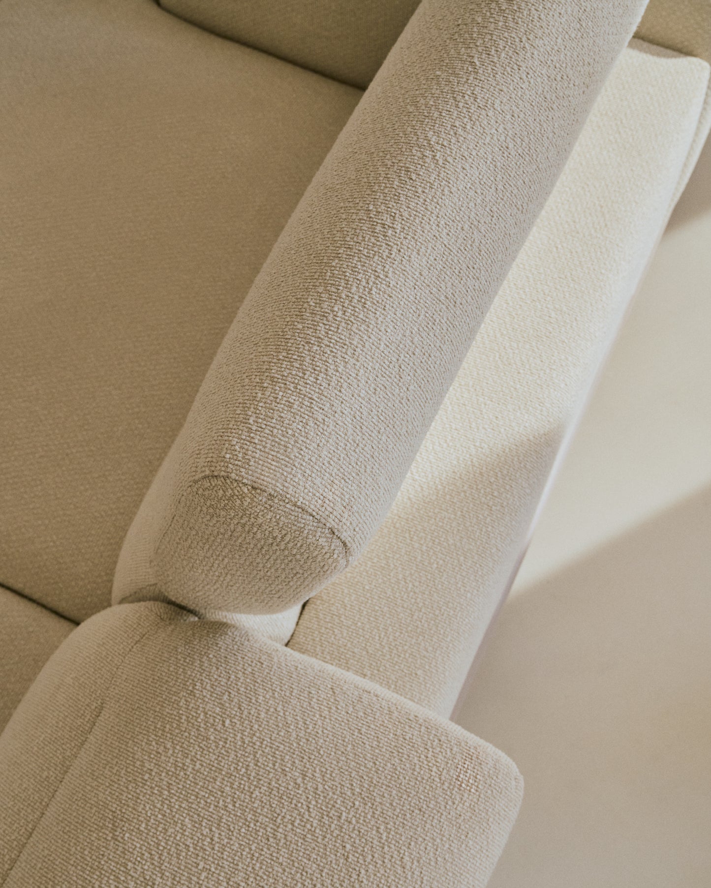 Divano Aurum 2 posti in ciniglia écru con testiera reclinabile e base in metallo beige opaco 214 cm