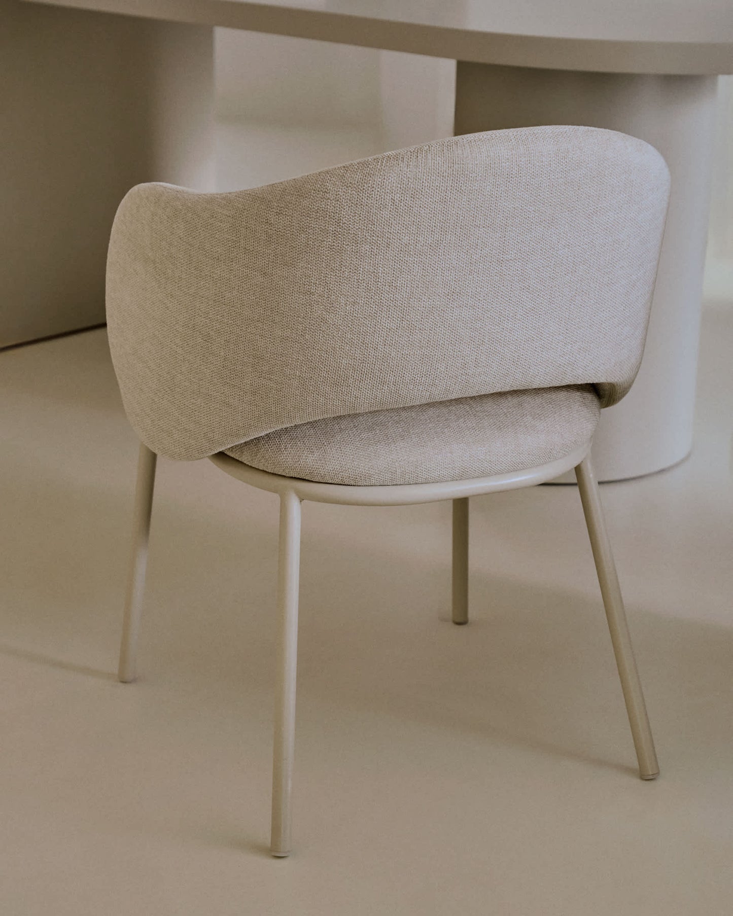 Sedia Maina beige e gambe in acciaio con finitura beige