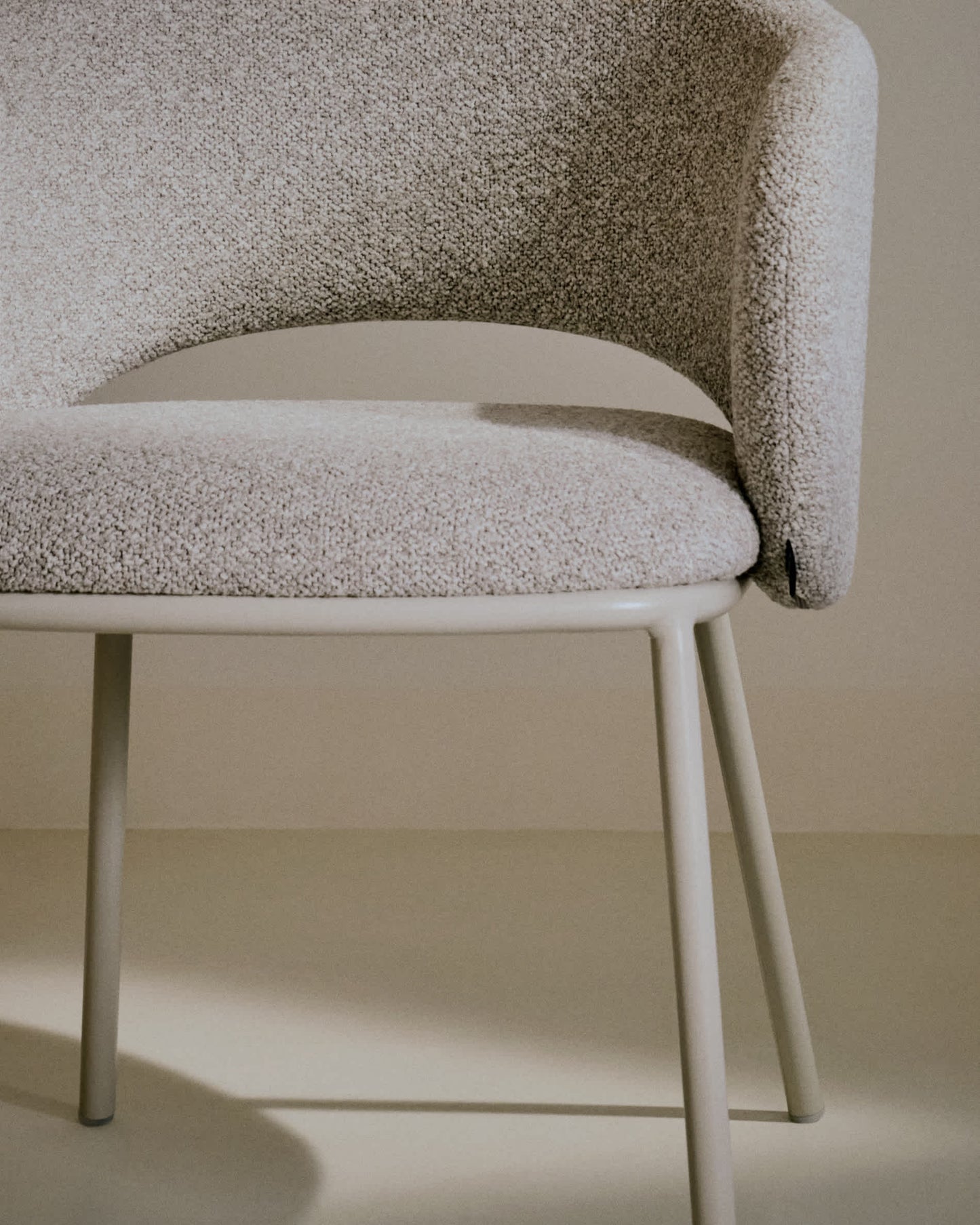 Sedia Maina di ciniglia spessa beige e gambe in acciaio con finitura beige