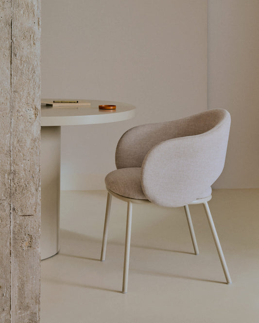 Sedia Maina beige e gambe in acciaio con finitura beige