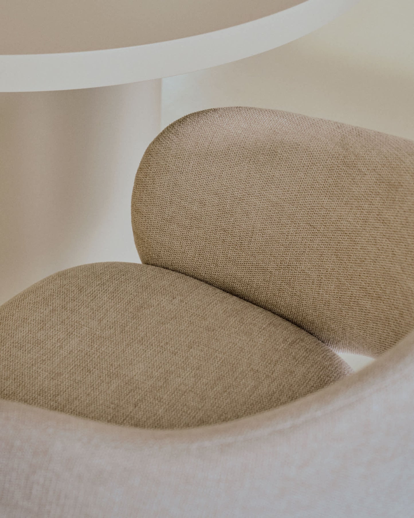 Sedia Maina beige e gambe in acciaio con finitura beige