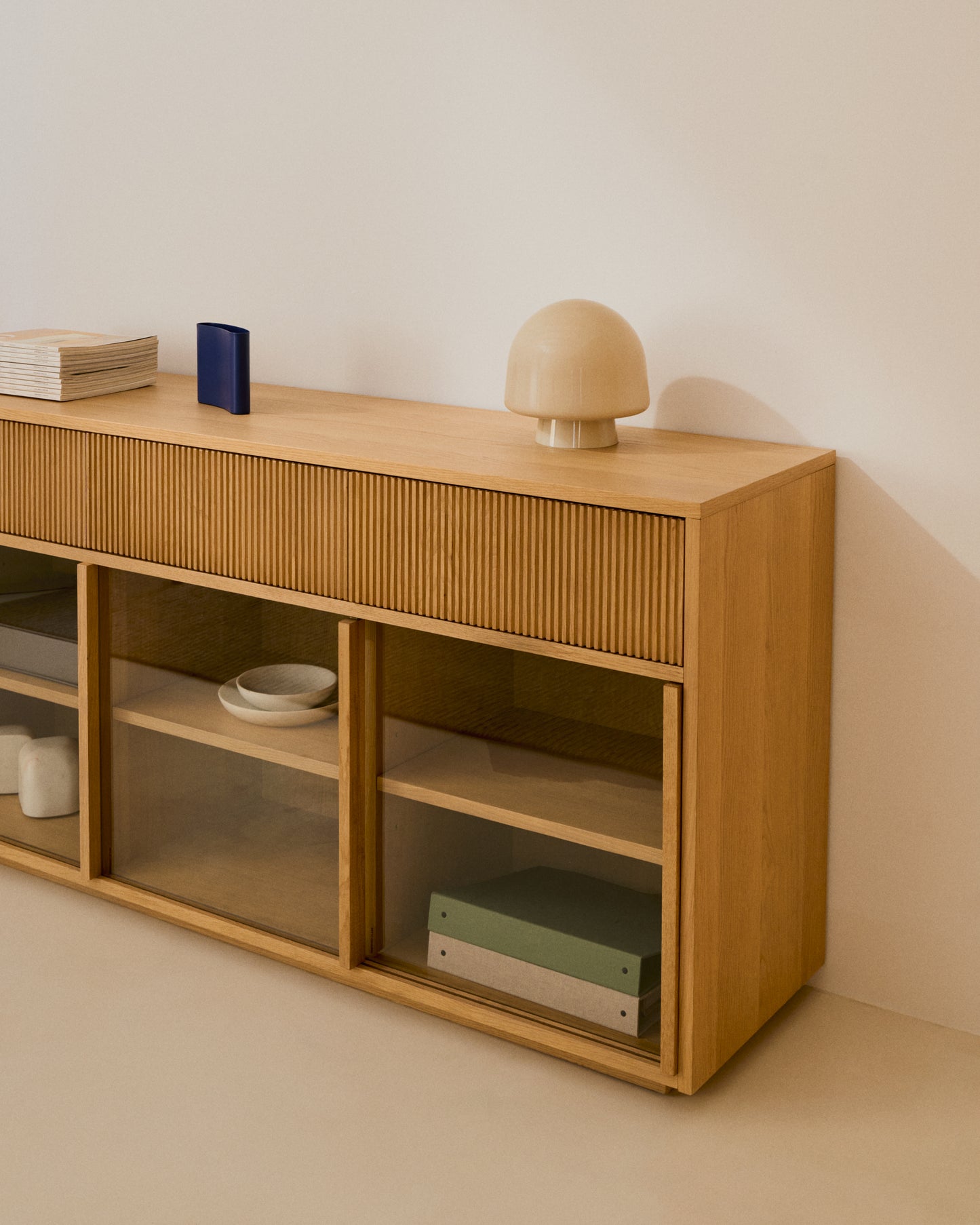 Credenza Helvine 4 ante e 4 cassetti impiallacciatura in rovere e vetro temperato 200x80 cm