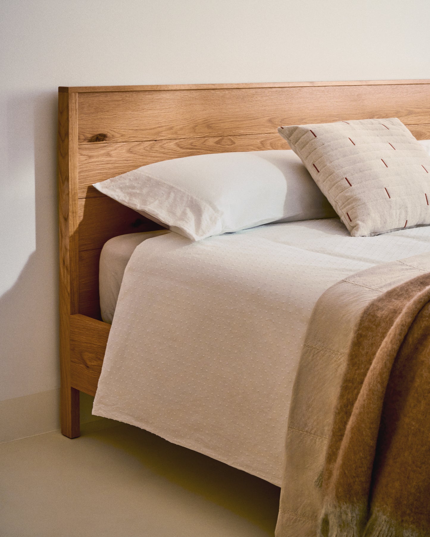 Letto Alguema con impiallacciatura in rovere e finitura naturale per materasso 160 x 200 cm