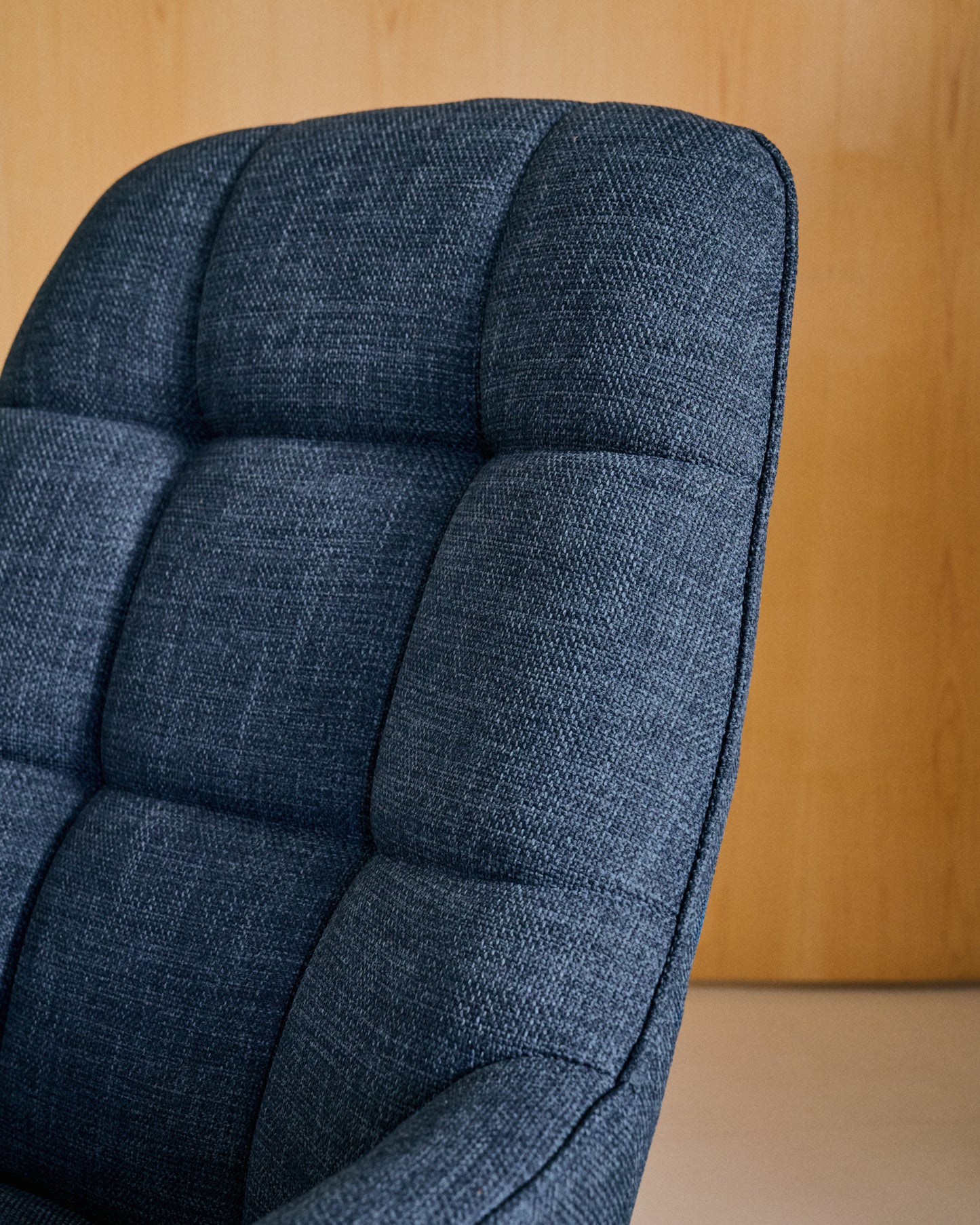 Poltrona girevole Jaspe blu e metallo con finitura grigio