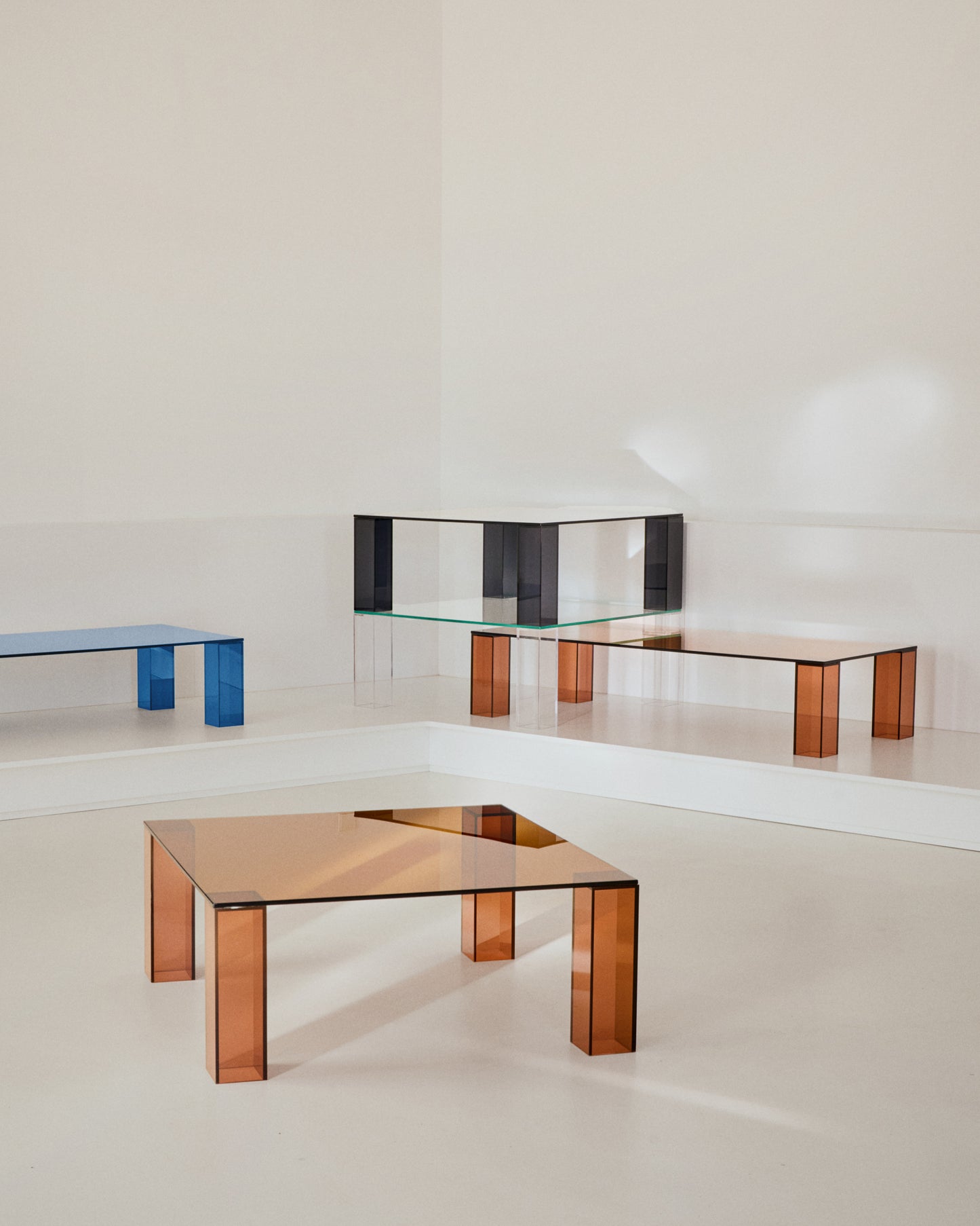 Tavolo d’appoggio Adularia di vetro temperato blu 85 x 85 cm