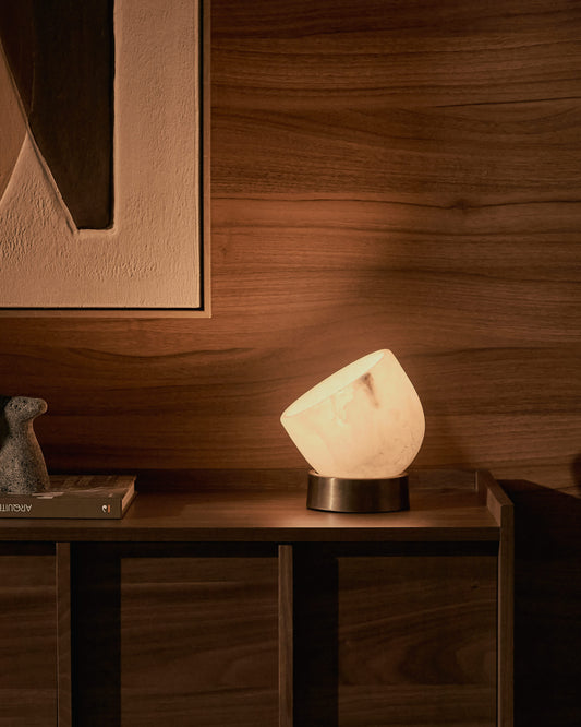 Lampada da tavolo Shenli in alabastro e metallo con finitura in ottone