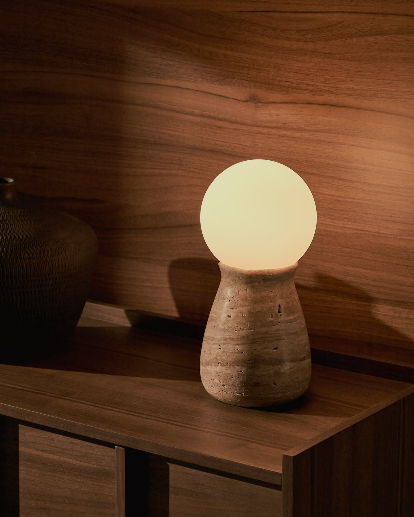 Lampada da tavolo Okeni in travertino e vetro