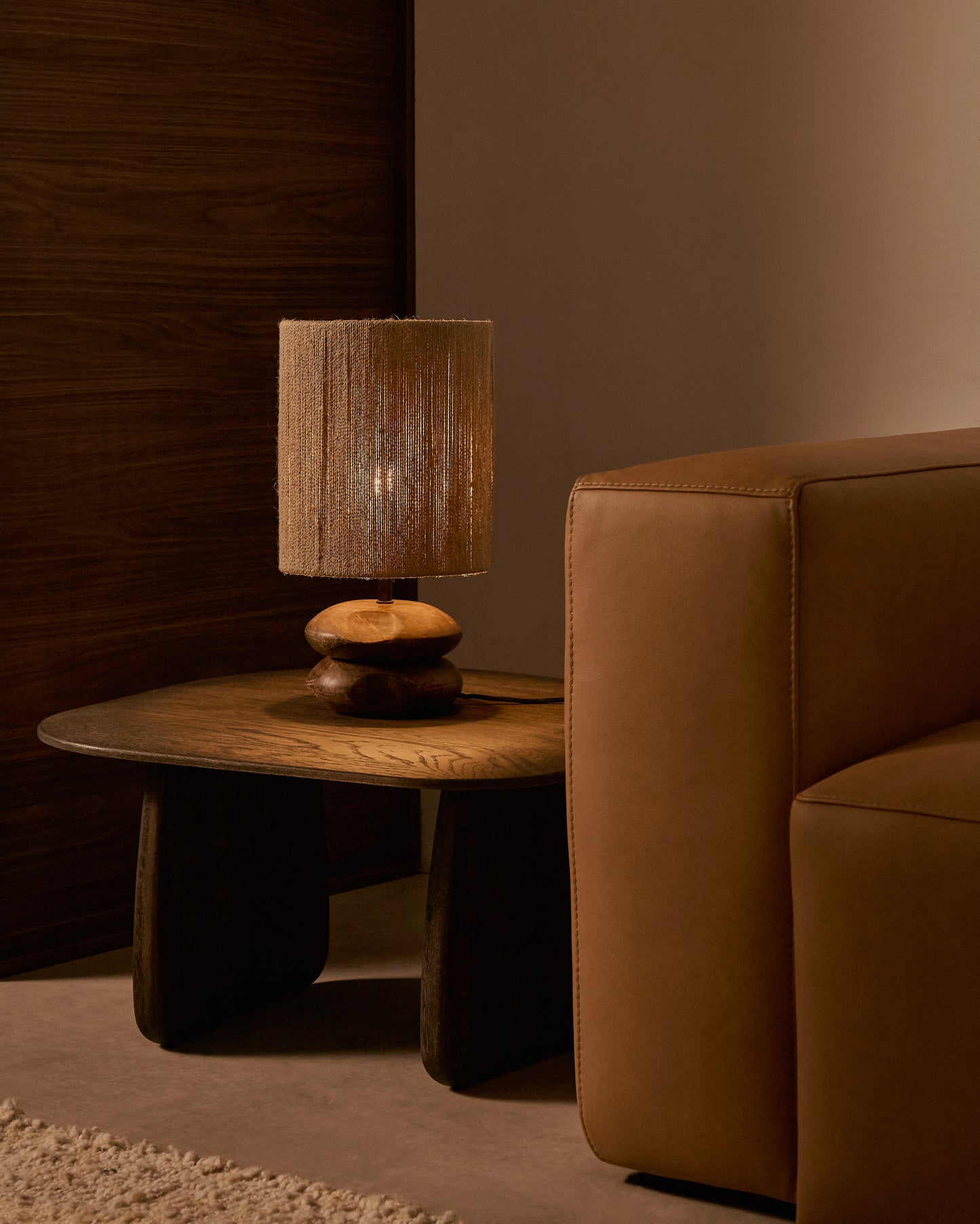 Lampada da tavolo Kor in legno d'acacia con finitura scura e iuta