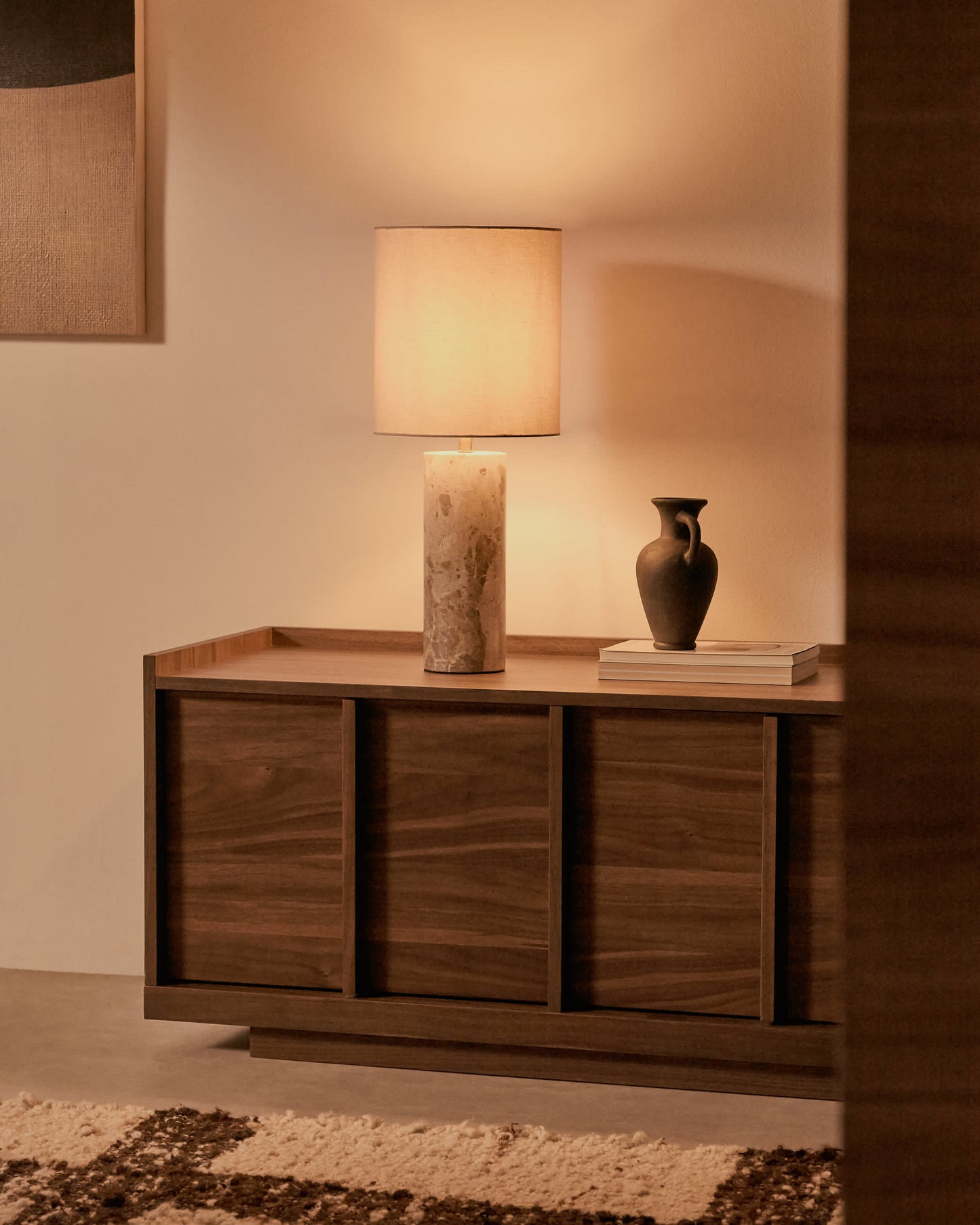 Lampada da tavolo Raze in marmo beige con paralume in lino beige