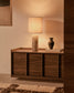 Lampada da tavolo Raze in marmo beige con paralume in lino beige