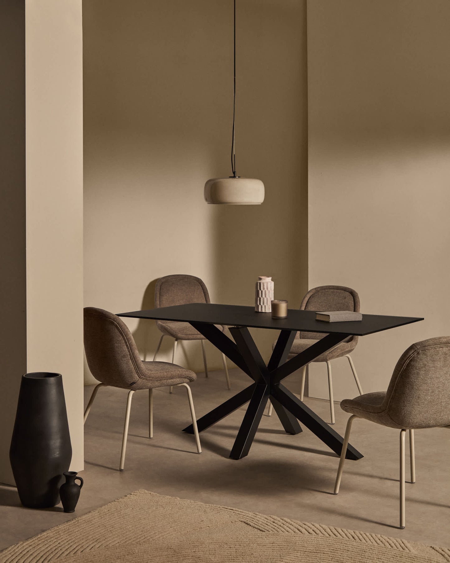 Tavolo Argo in vetro nero con gambe in acciaio finitura nera 160 x 90 cm