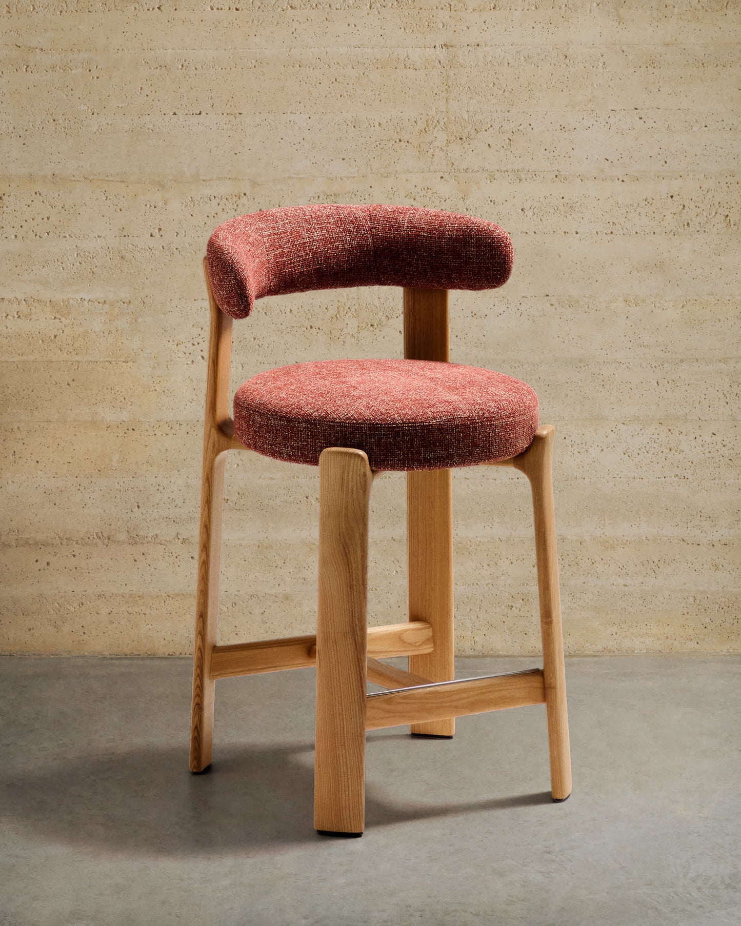 Sgabello Granite in ciniglia terracotta e legno massiccio di frassino con finitura in tonalità naturale 65 cm