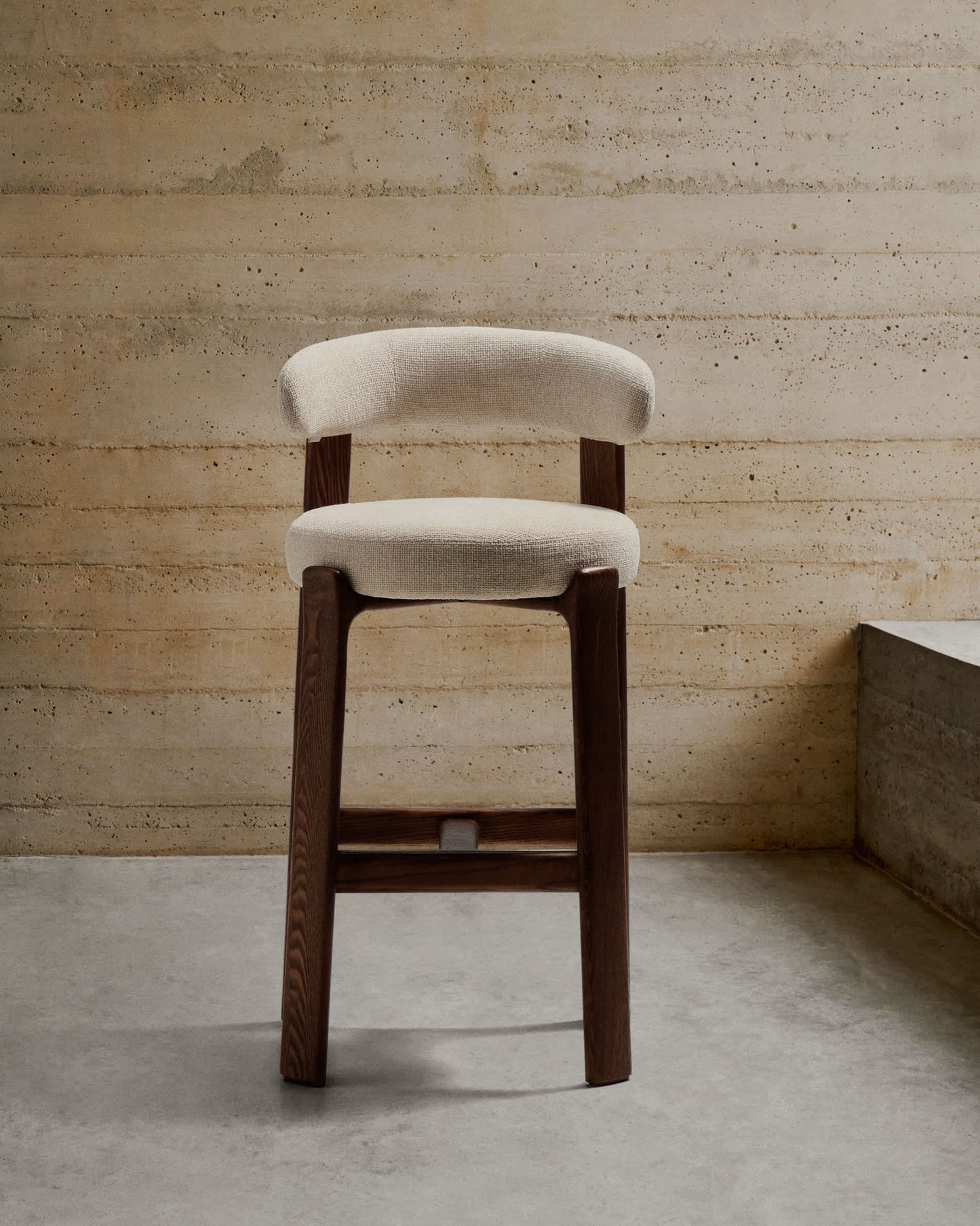 Sgabello Granite in ciniglia beige e legno massiccio di frassino con finitura color noce 75 cm