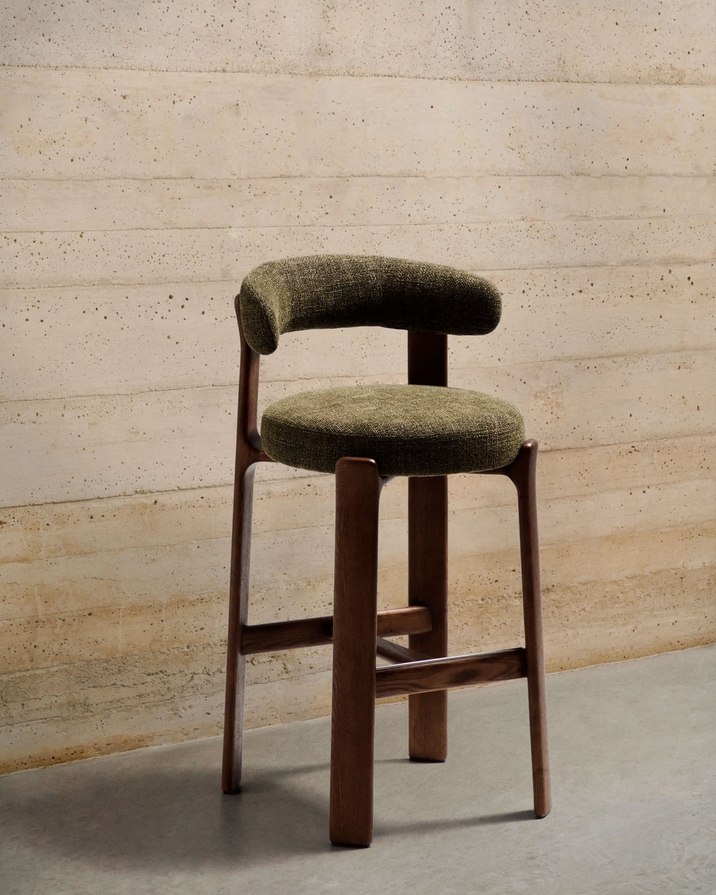 Sgabello Granite in ciniglia verde e legno massiccio di frassino con finitura color noce 65 cm