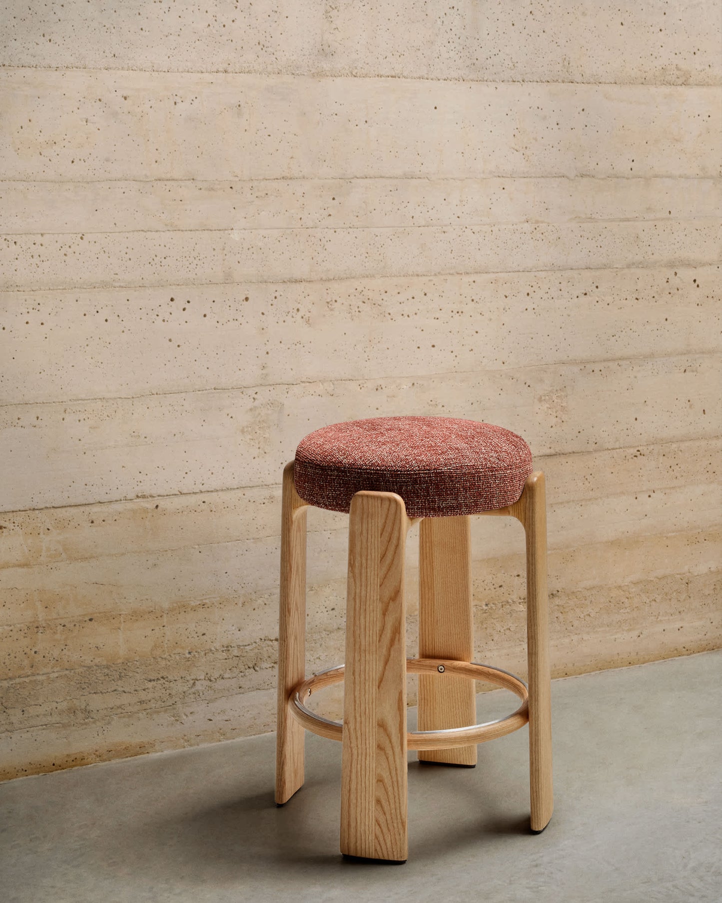 Sgabello Granite in ciniglia color terracotta e legno massiccio di frassino con finitura tono naturale 75 cm