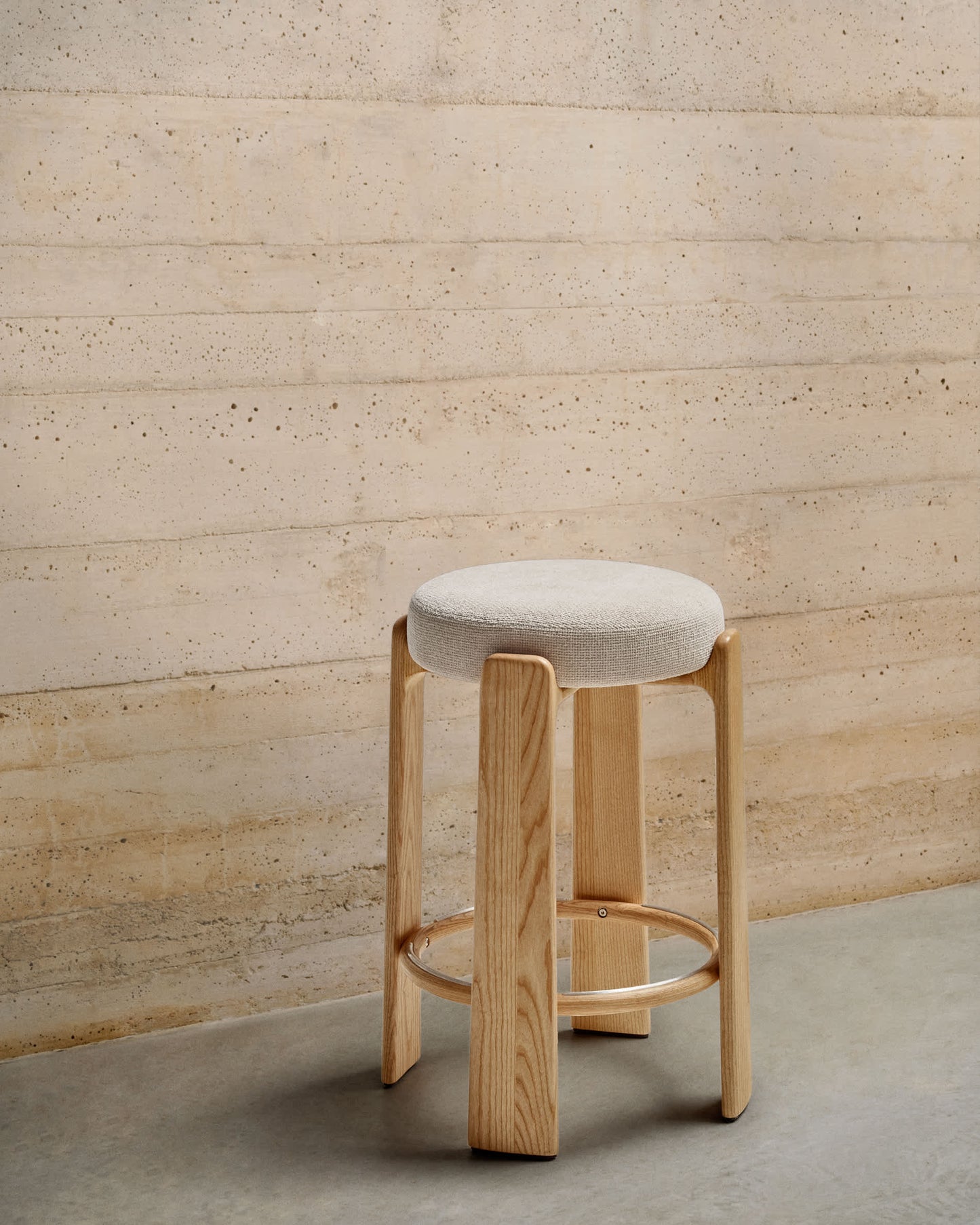 Sgabello Granite in ciniglia beige e frassino massiccio con finitura naturale 75 cm
