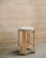 Sgabello Granite in ciniglia beige e frassino massiccio con finitura naturale 75 cm