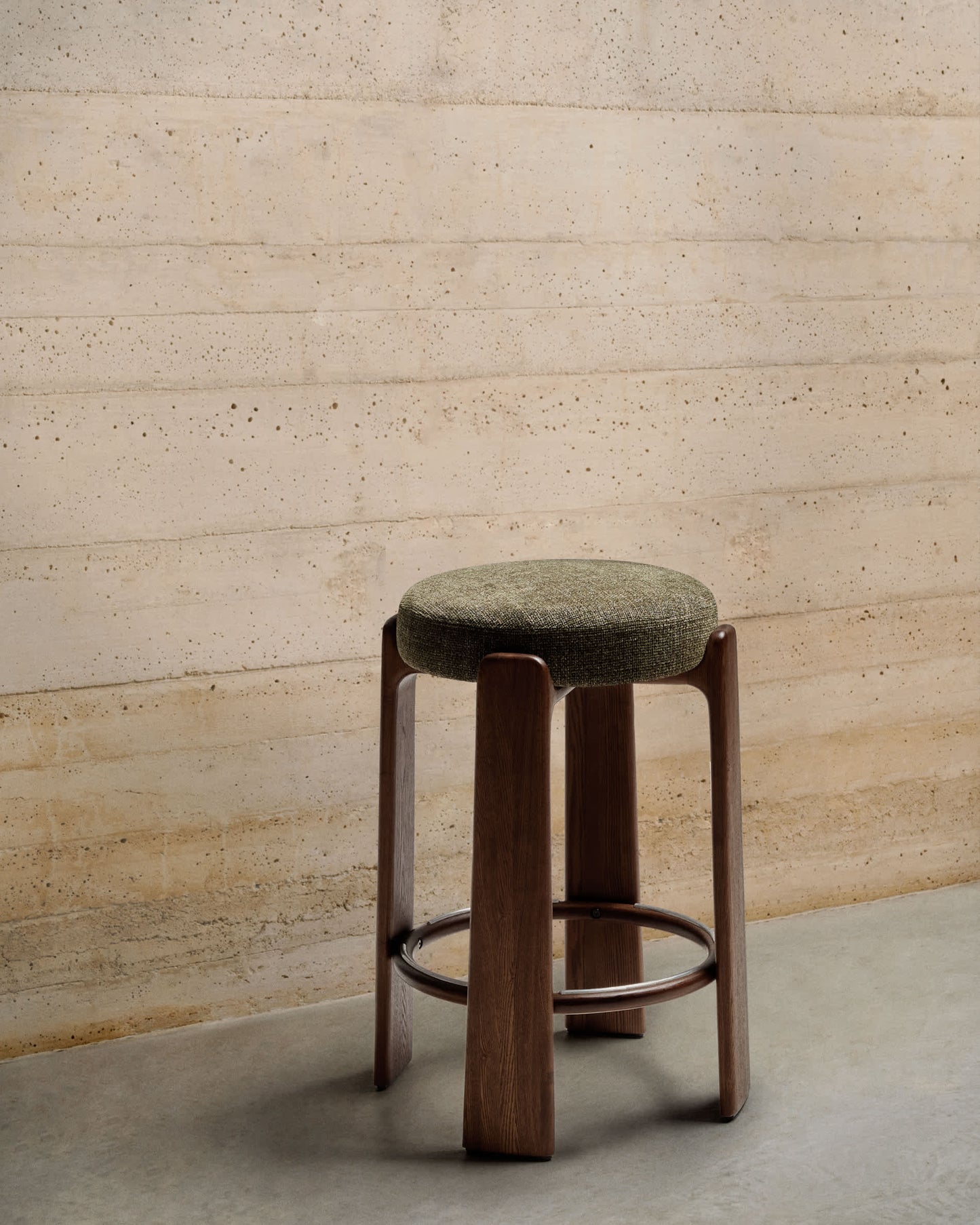 Sgabello Granite in ciniglia verde e legno massiccio di frassino con finitura noce 75 cm