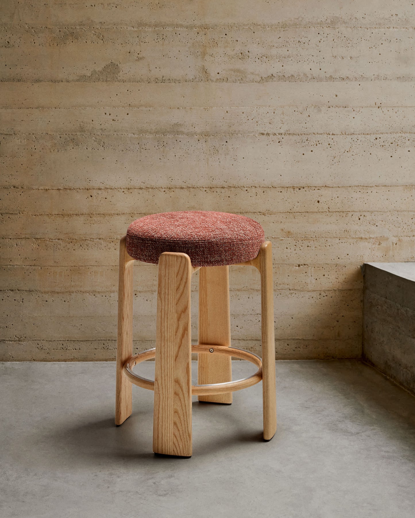 Sgabello Granite in ciniglia color terracotta e legno massiccio di frassino con finitura tono naturale 65 cm
