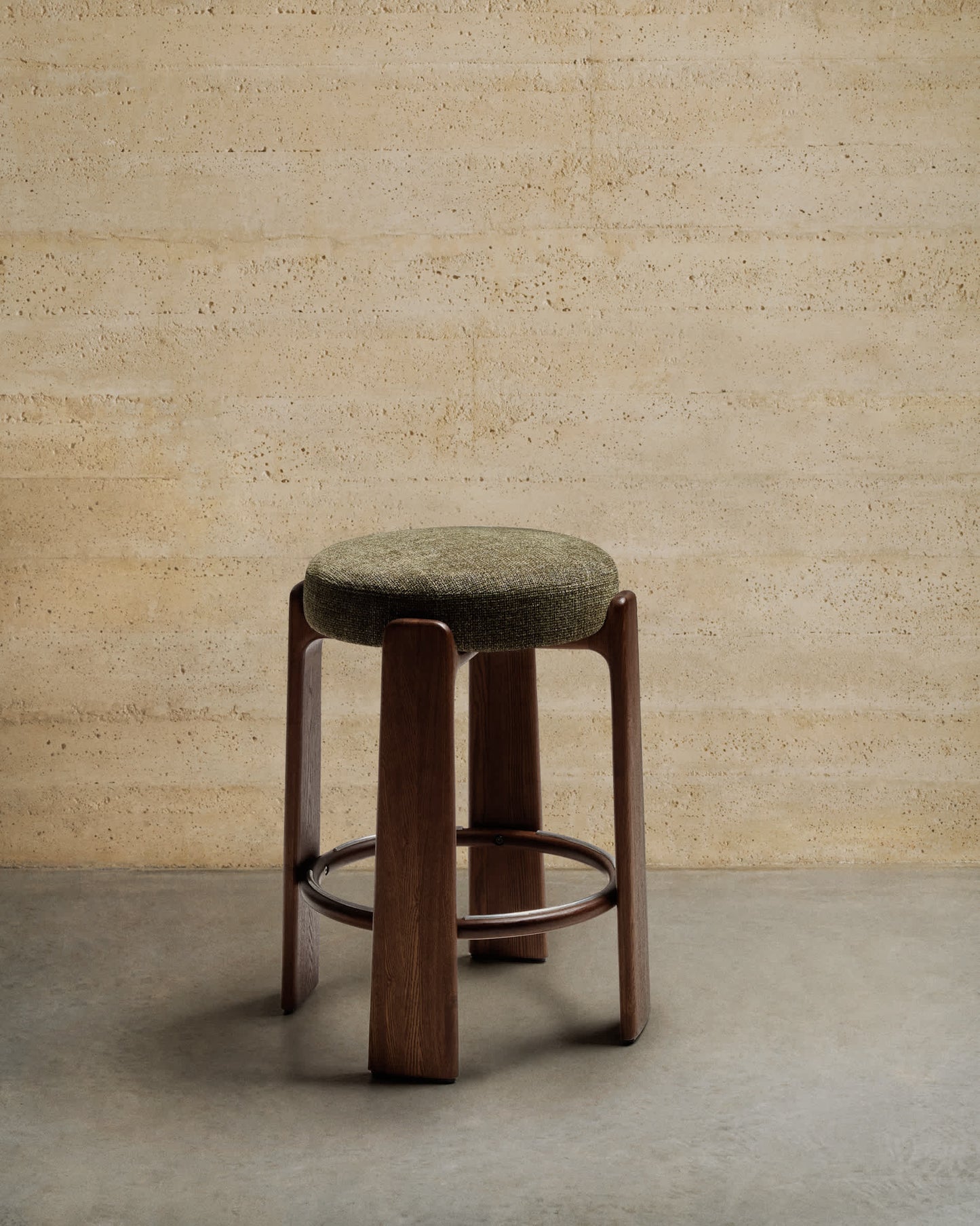Sgabello Granite in ciniglia verde e legno massiccio di frassino con finitura noce 65 cm