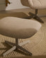 Poltrona girevole Jaspe beige e metallo con finitura grigio
