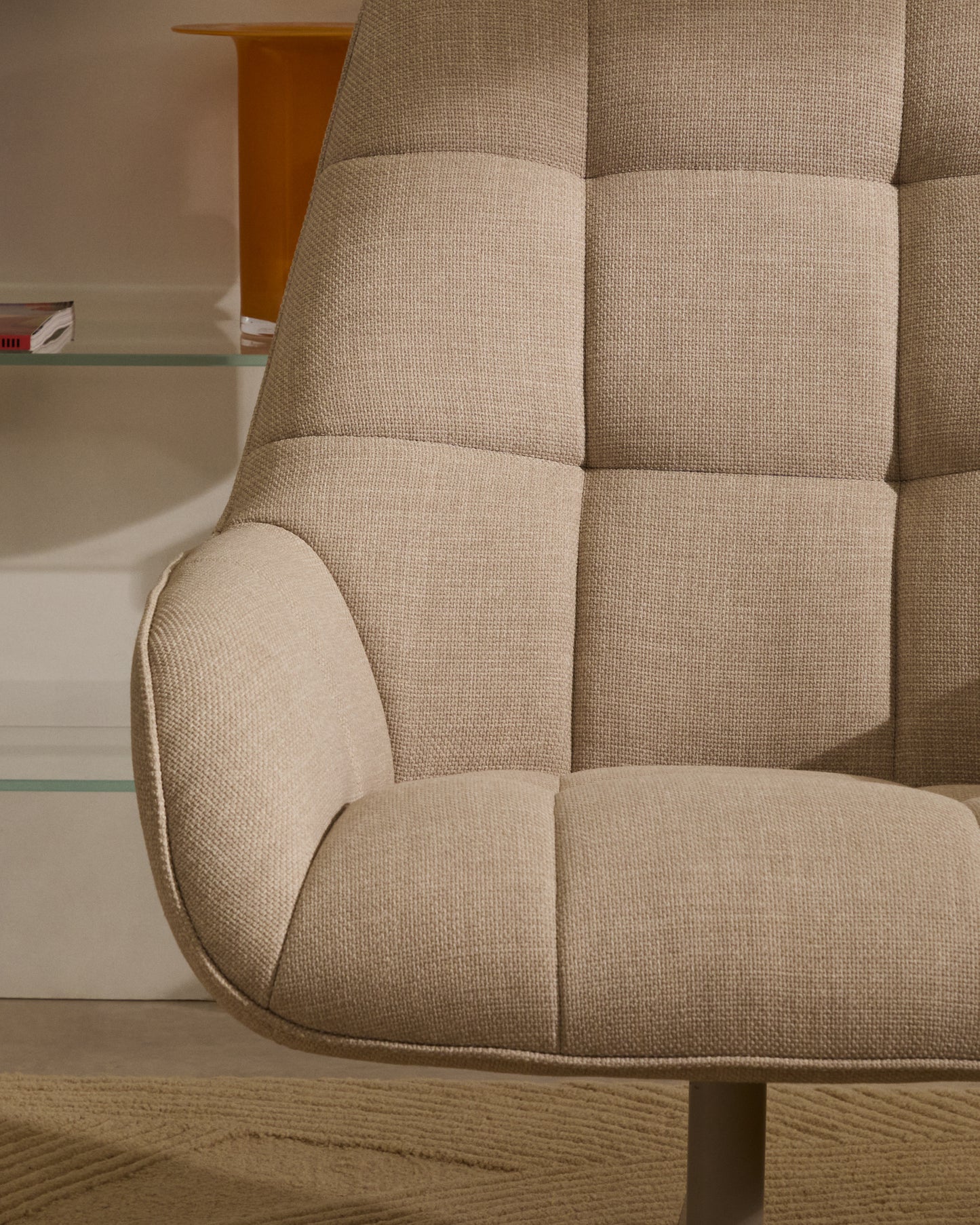 Poltrona girevole Jaspe beige e metallo con finitura grigio