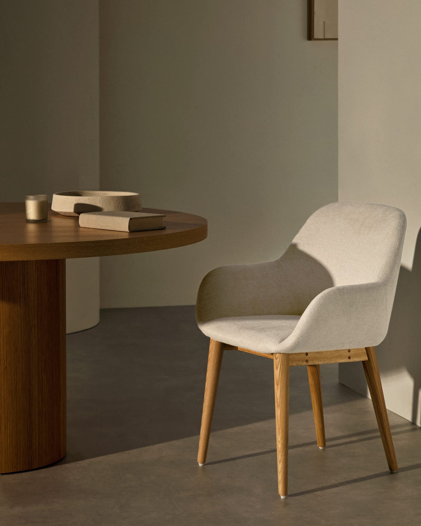 Sedia Konna beige con gambe in legno massello di frassino finitura naturale