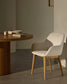 Sedia Konna beige con gambe in legno massello di frassino finitura naturale