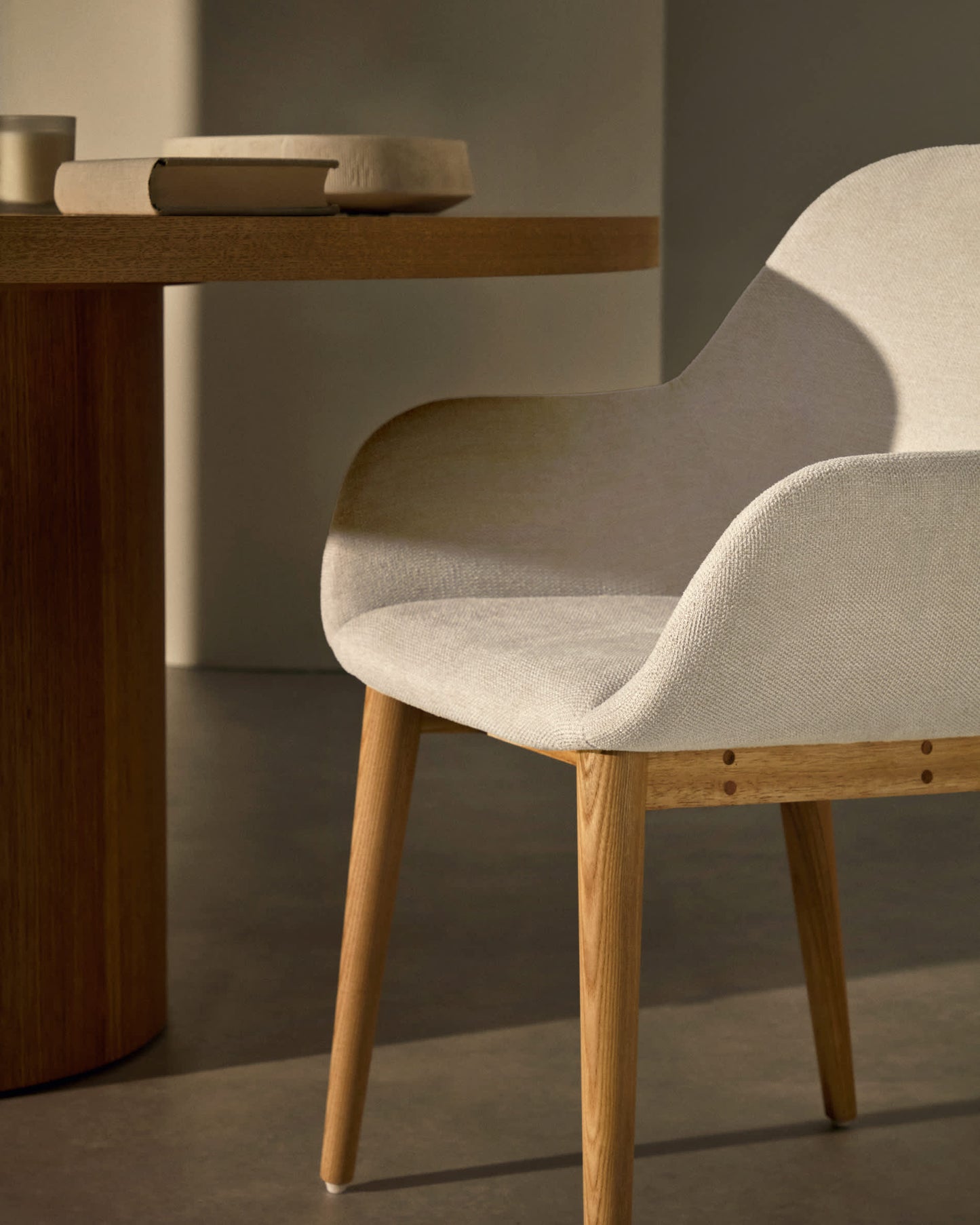 Sedia Konna beige con gambe in legno massello di frassino finitura naturale