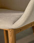 Sedia Konna beige con gambe in legno massello di frassino finitura naturale