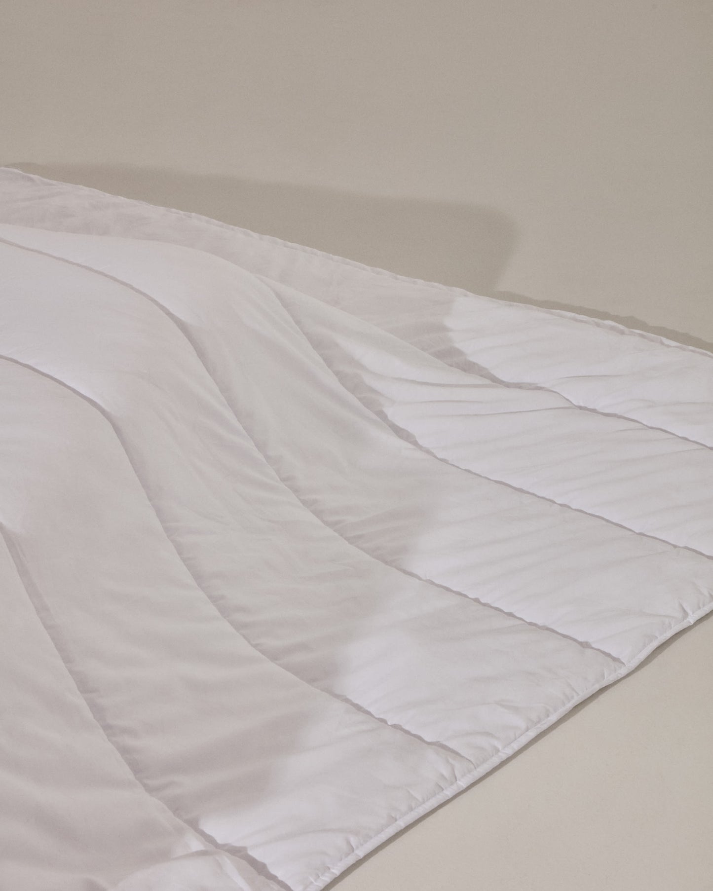 Piumino Atra in piumino e piuma da 190 gr/m² per letto da 180 cm prodotto in Spagna