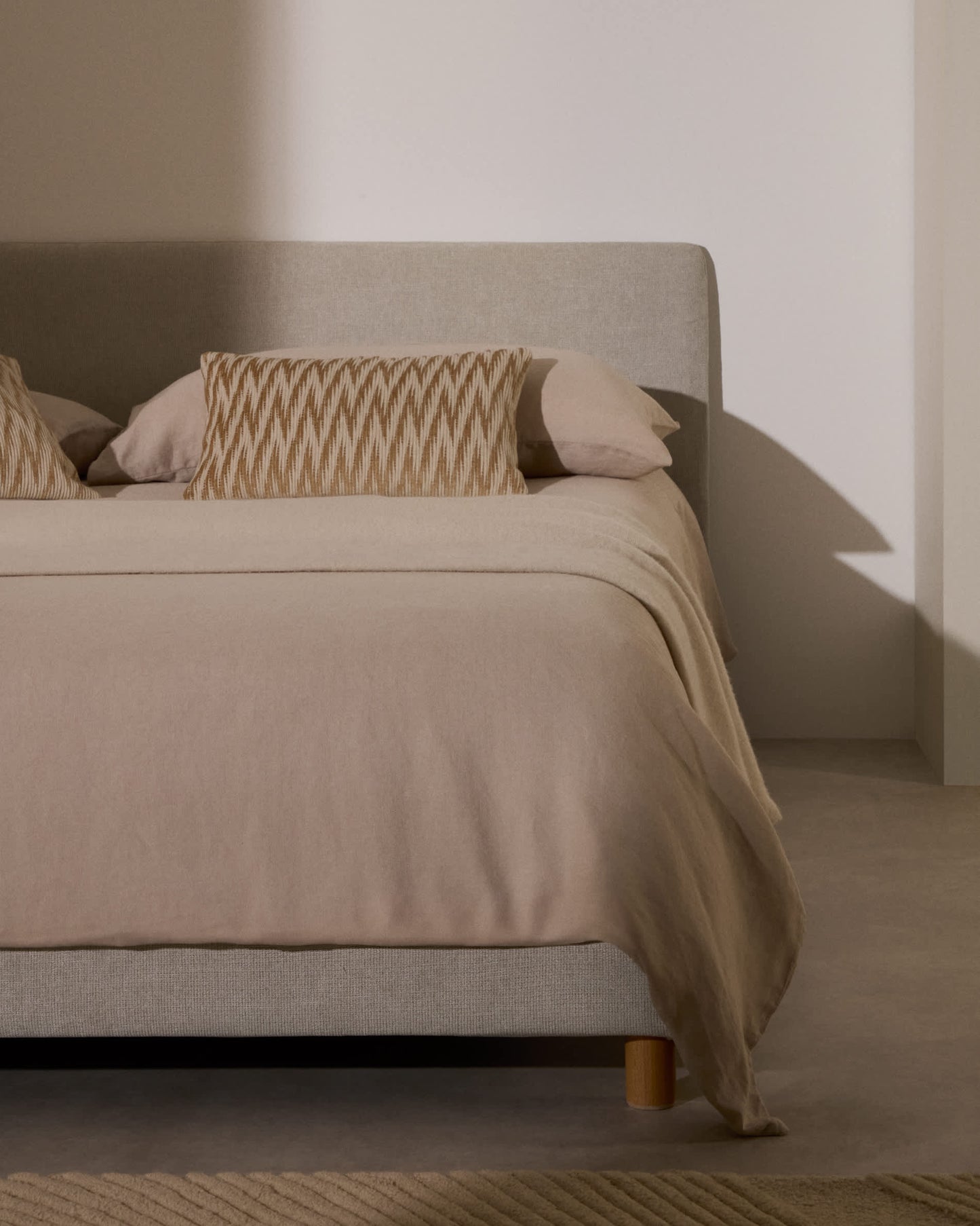 Testiera sfoderabile Valma in ciniglia perla per letto fino a 180 cm