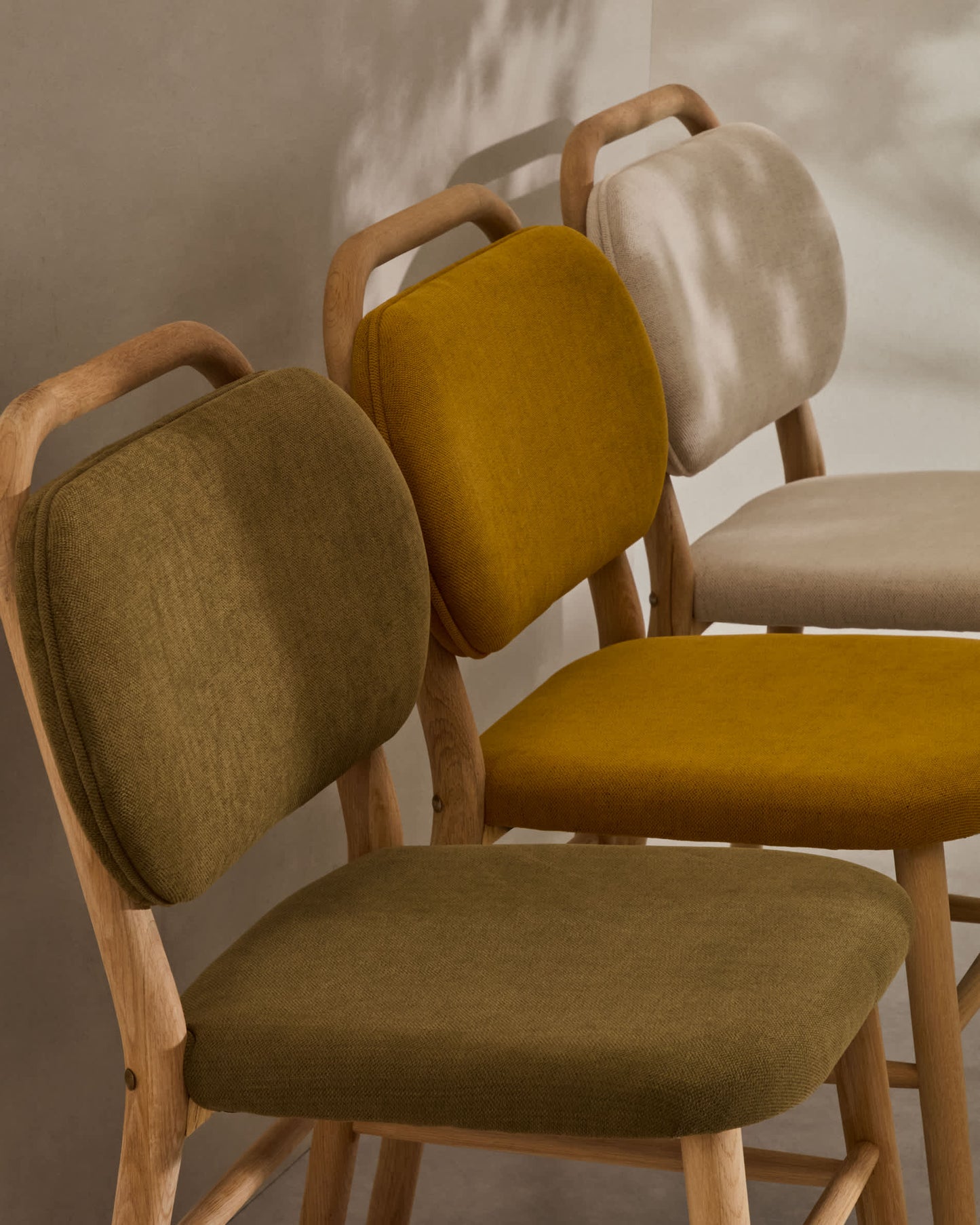 Sedia Helda in ciniglia beige e massello di quercia