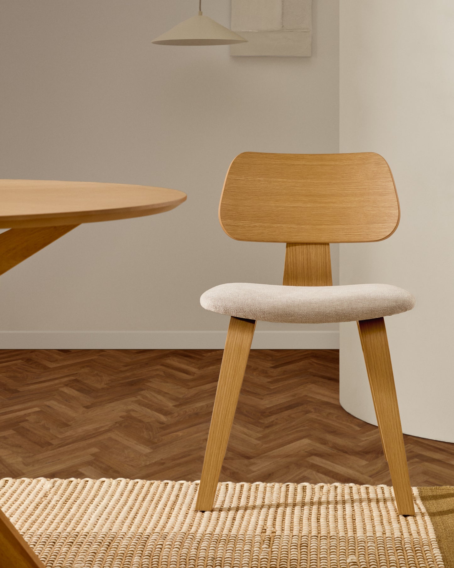 Sedia Gena in chenille beige struttura in impiallacciatura di rovere