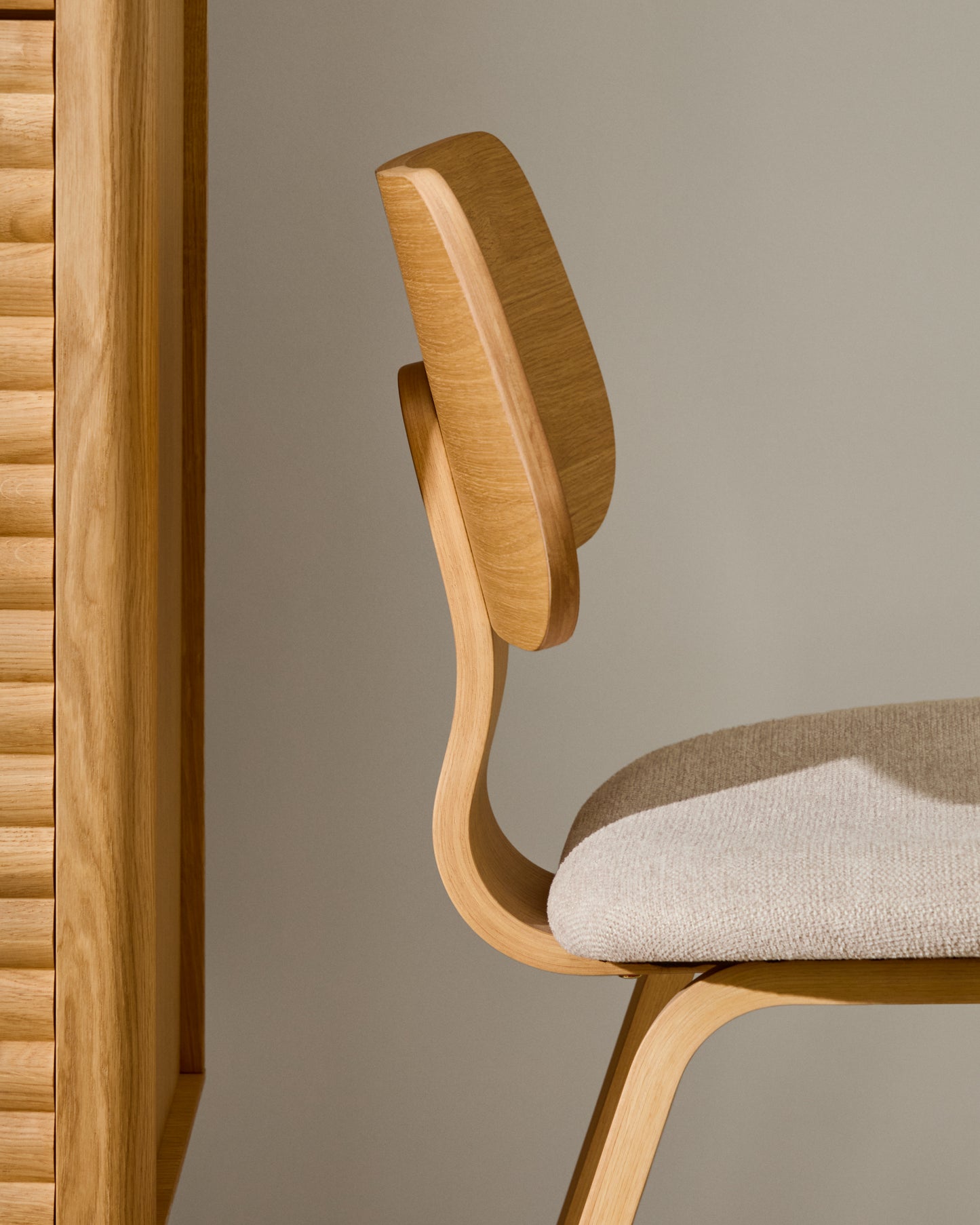 Sedia Gena in chenille beige struttura in impiallacciatura di rovere