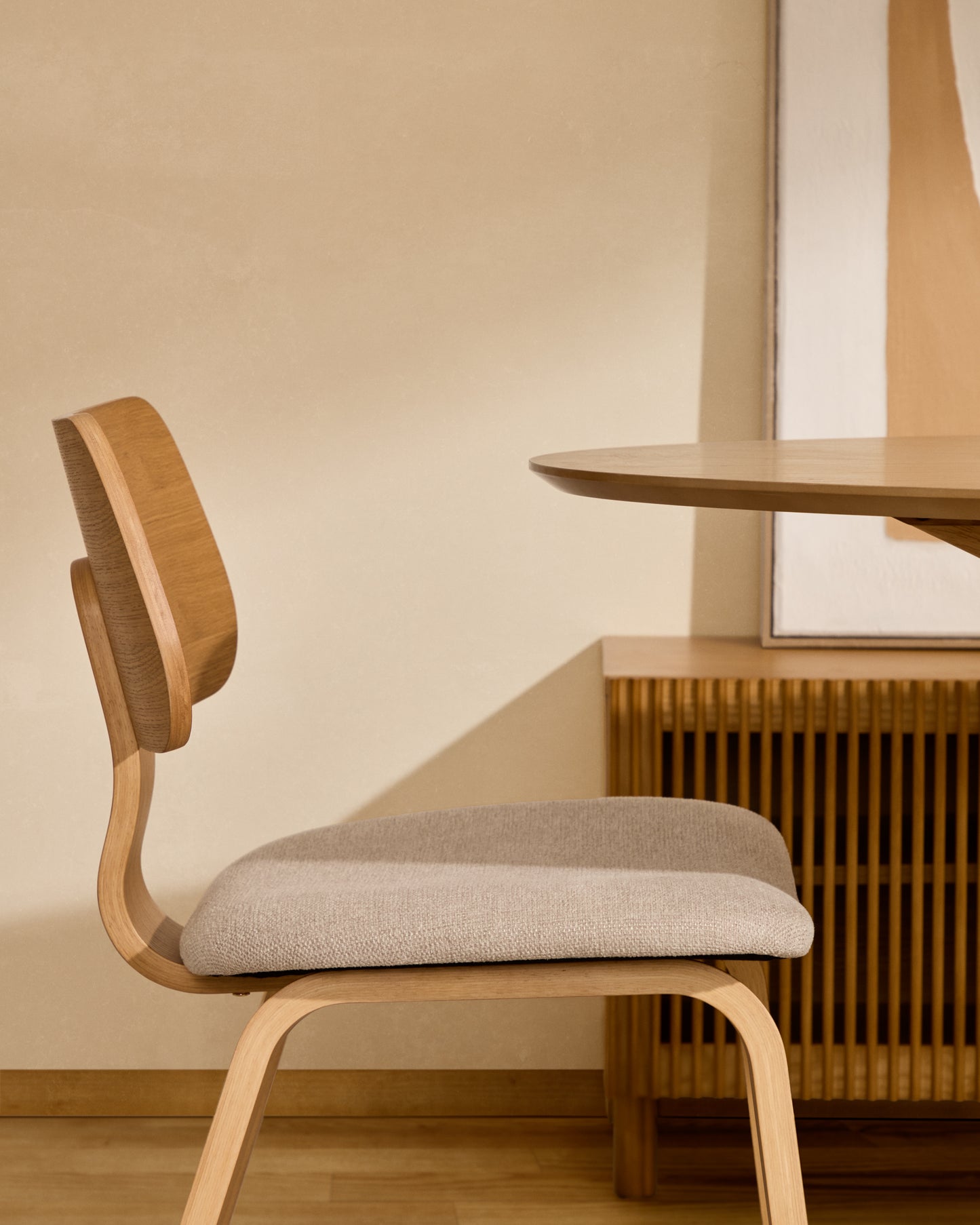 Sedia Gena in chenille beige struttura in impiallacciatura di rovere