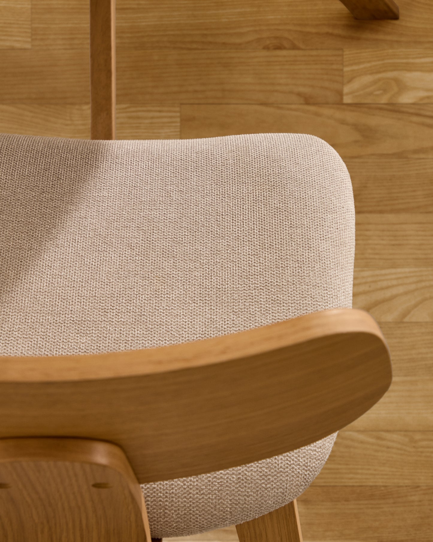 Sedia Gena in chenille beige struttura in impiallacciatura di rovere